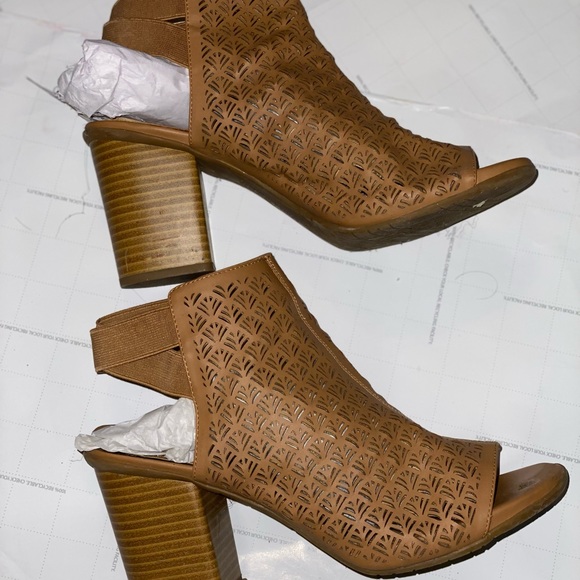 Kenneth Cole Reaction brown/tan shoe, thick heel and ankle straps - Picture 1 of 10